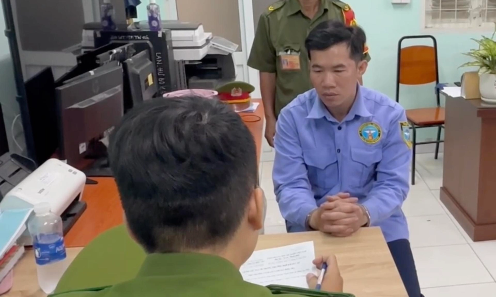 Bắt khẩn cấp đối tượng hành hung thiếu nữ tại quán cà phê ở TPHCM