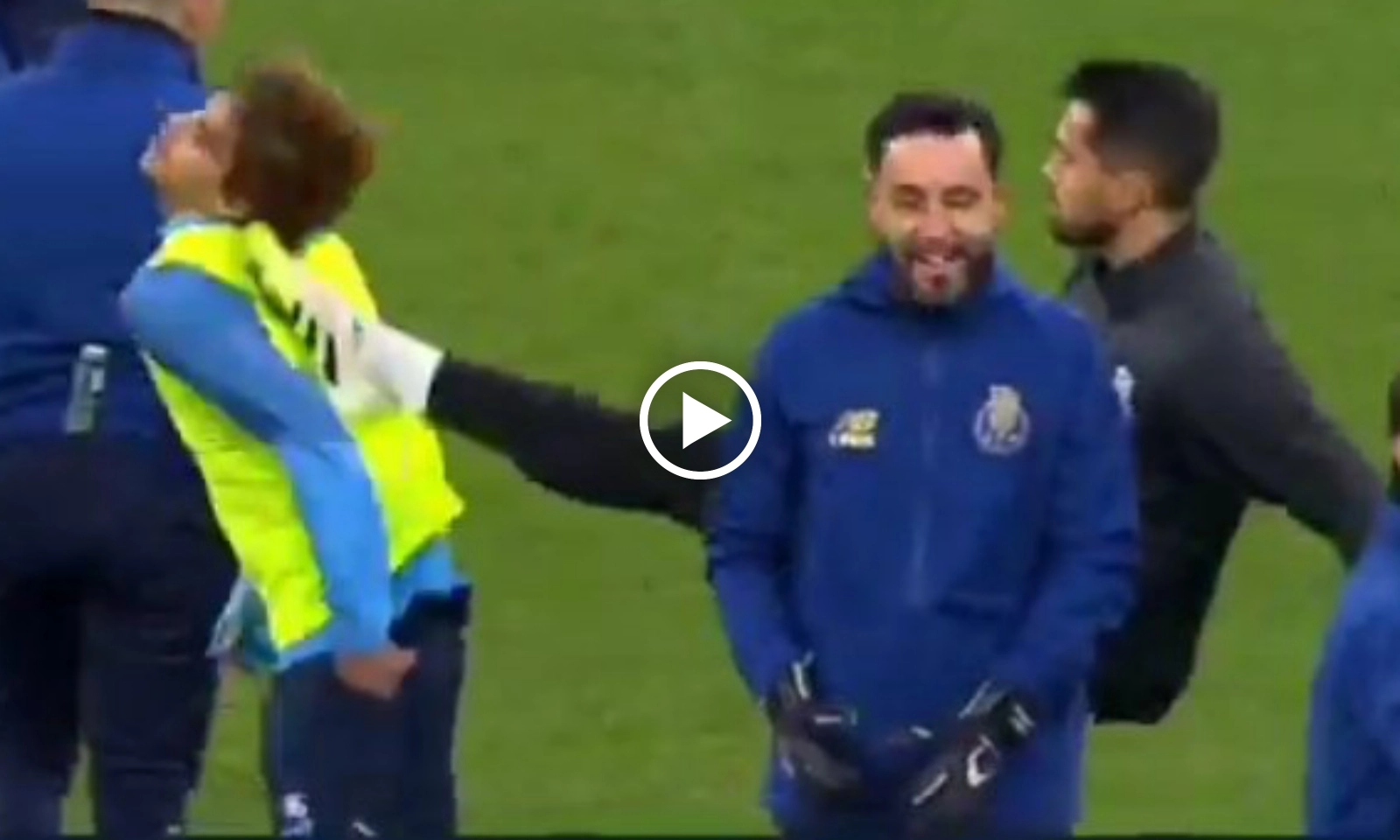 VIDEO: Trụ cột tuyển Bồ Đào Nha tung cước mạnh vào đàn em 18 tuổi