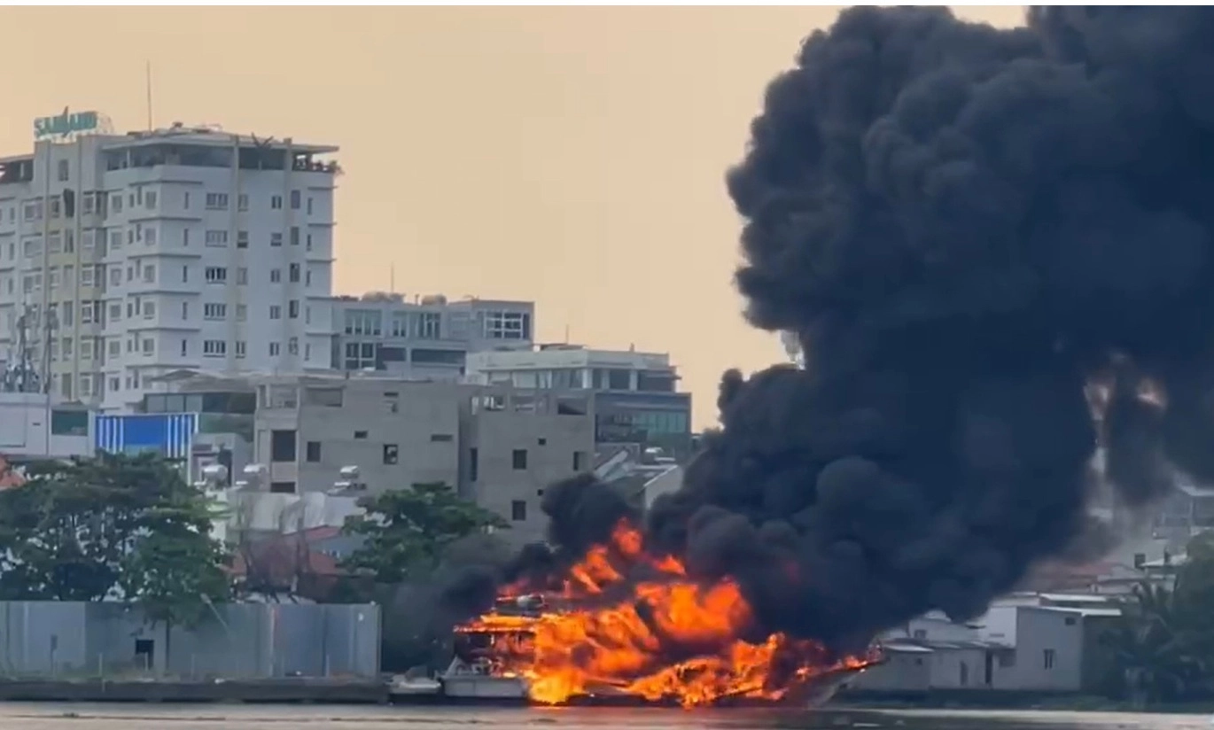 Cháy du thuyền trên sông Sài Gòn