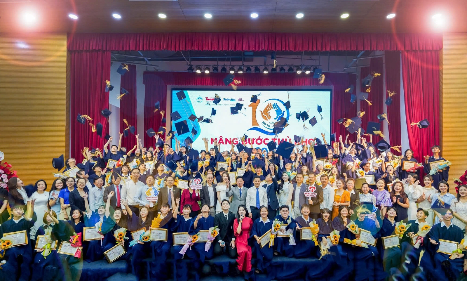 Tiếp thêm động lực cho 120 thủ khoa thực hiện ước mơ trên giảng đường