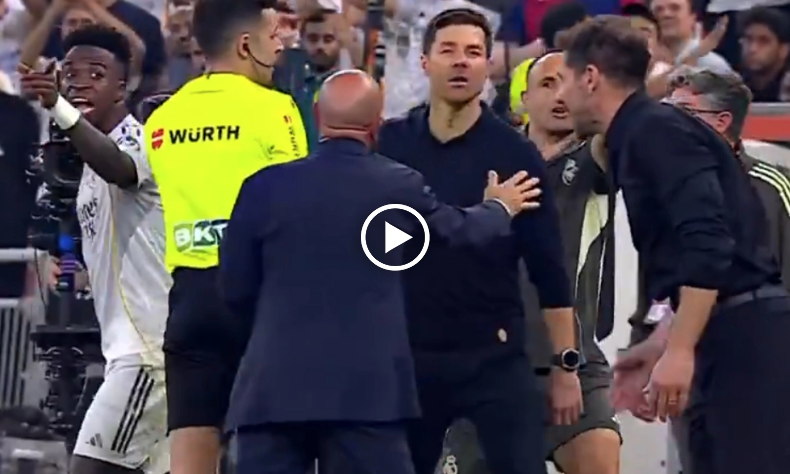 VIDEO: Simeone ly gián Vinicius 2 lần, Alonso phát cáu bảo vệ học trò