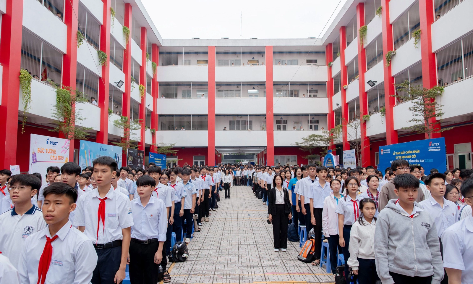 Gần 4.000 học sinh giỏi TPHCM tranh tài tại kỳ thi giải toán trên máy tính cầm tay 