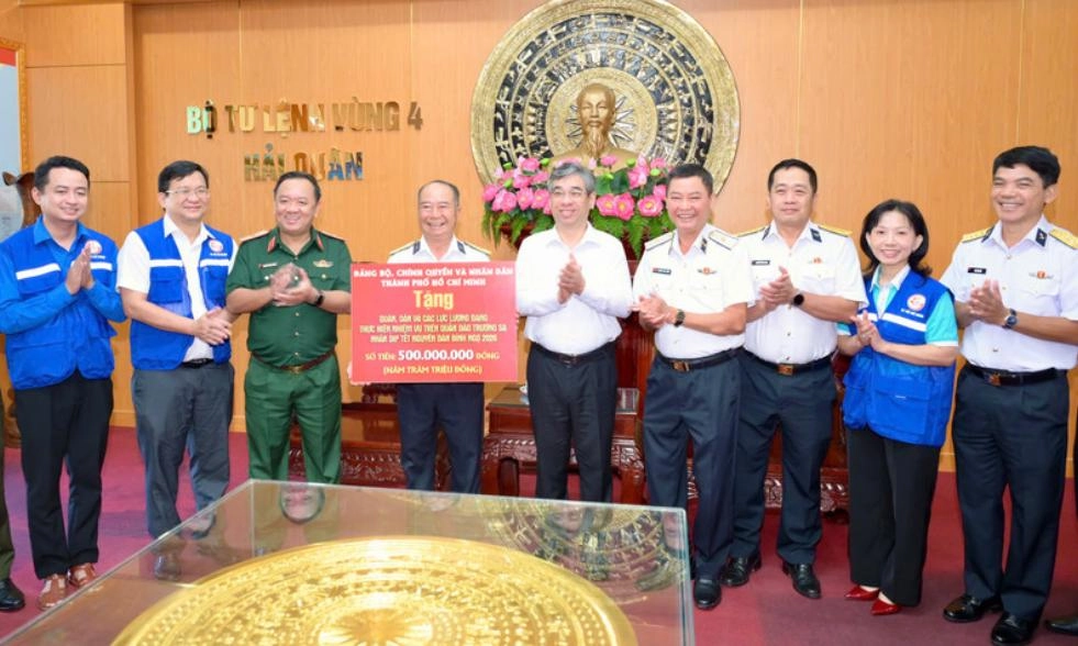 Lãnh đạo TPHCM thăm, tặng quà, động viên quân, dân đặc khu Trường Sa