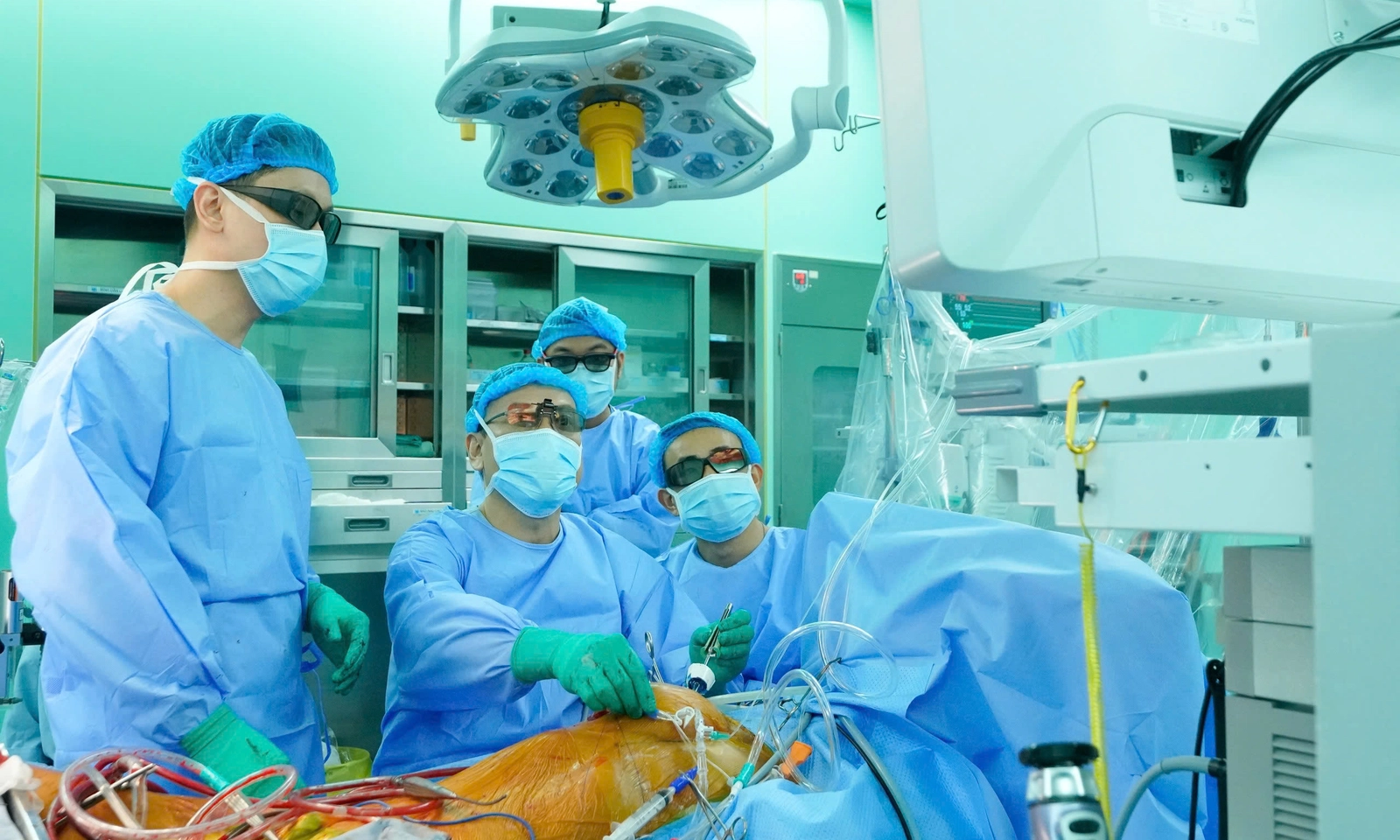 Lần đầu tiên tại Việt Nam: Phẫu thuật nội soi 3D thay van, bắc cầu mạch vành