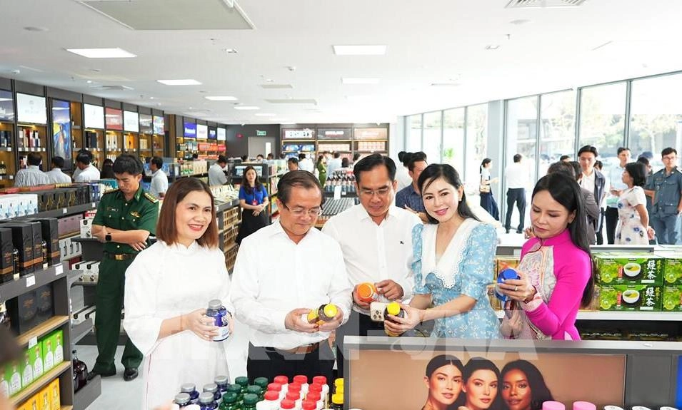 Khai trương cửa hàng miễn thuế tại cửa khẩu Mộc Bài