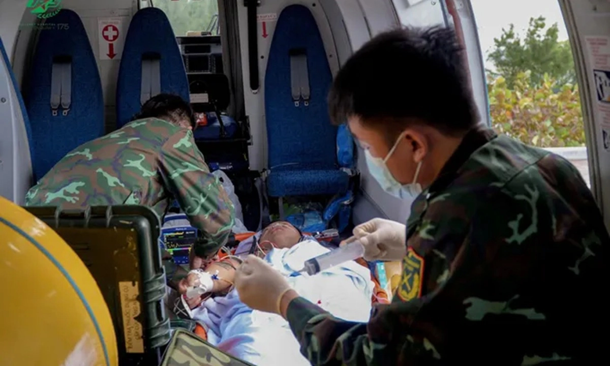 Cứu sống bệnh nhân nguy kịch từ Trường Sa trong đêm