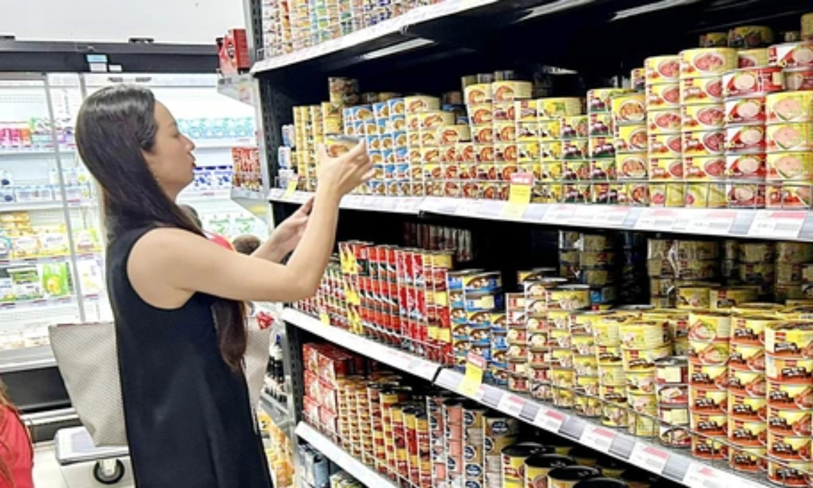 Đồ hộp cao điểm Tết: Doanh nghiệp căng mình giữ thị trường