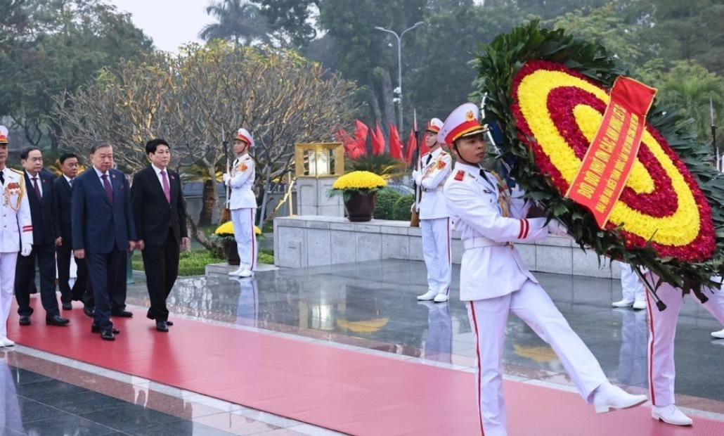 Đoàn đại biểu dự Đại hội XIV của Đảng vào Lăng viếng Chủ tịch Hồ Chí Minh