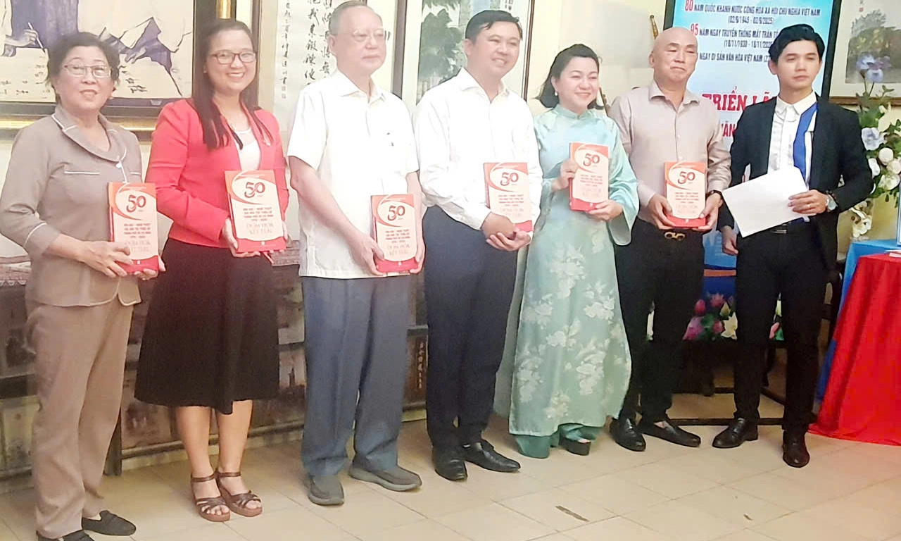 Ra mắt sách 50 năm VHNT các dân tộc thiểu số TPHCM đơm hoa kết trái