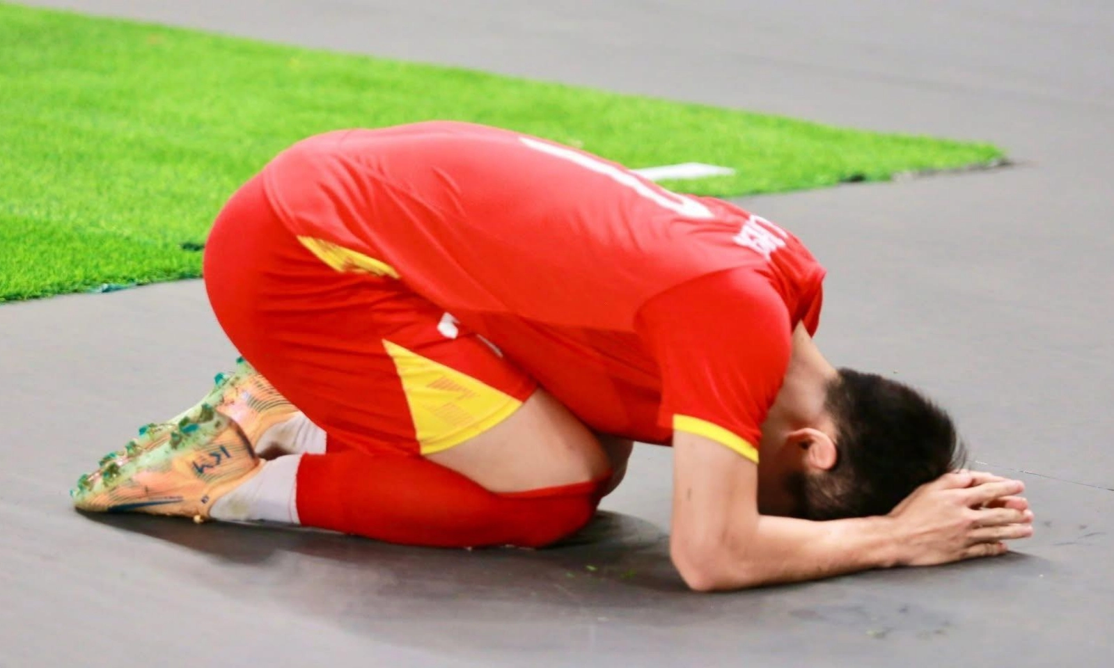 Đau lòng! Đình Bắc quỳ gối tạ lỗi sau khi U23 Việt Nam bại trận