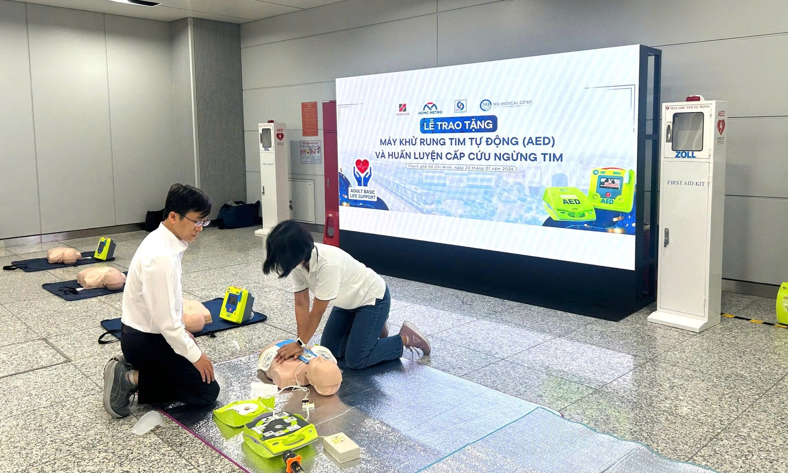 Trao tặng máy khử rung tim tự động và huấn luyện cấp cứu ngừng tim cho nhân viên tuyến Metro số 1