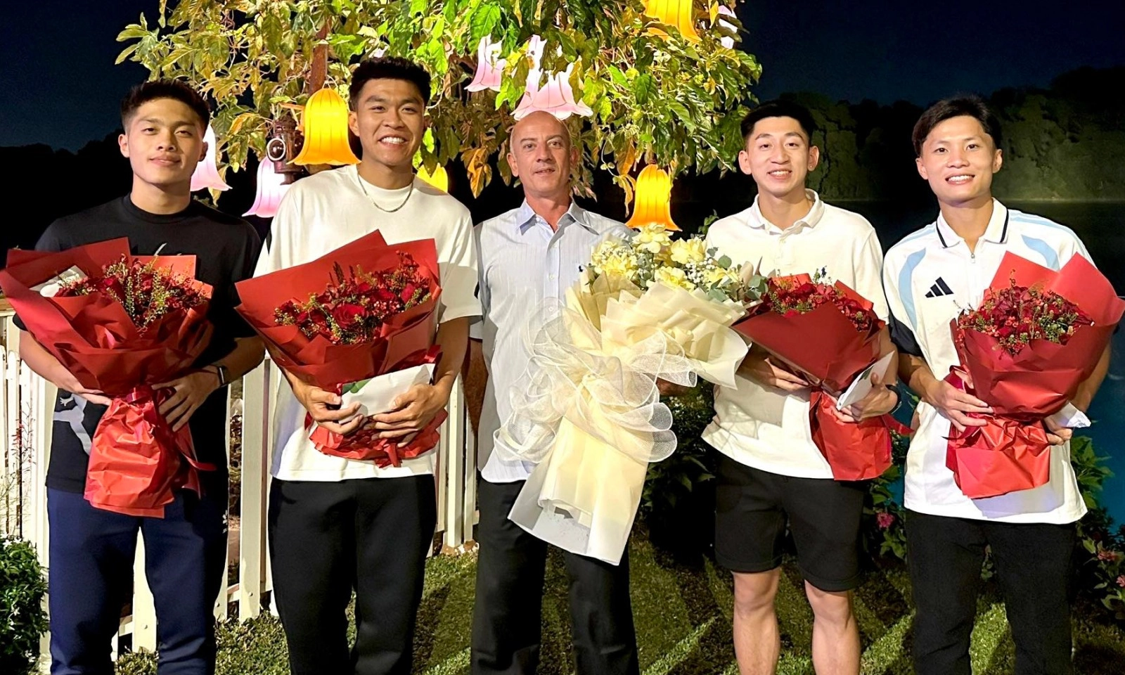 Dàn sao U23 Việt Nam tôn sư trọng đạo, thăm thầy cũ ngay khi về nước