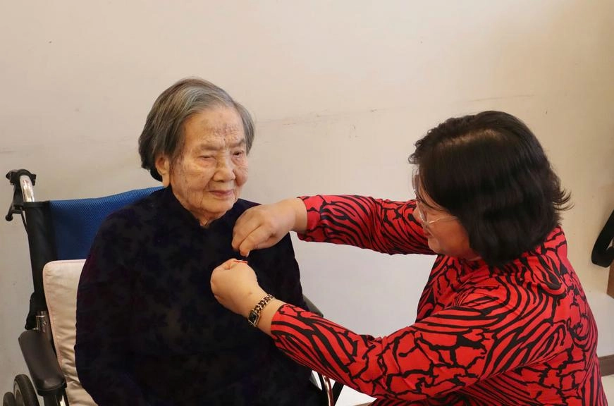 Trao Huy hiệu 80 năm tuổi Đảng cho cụ bà 100 tuổi tại phường An Khánh