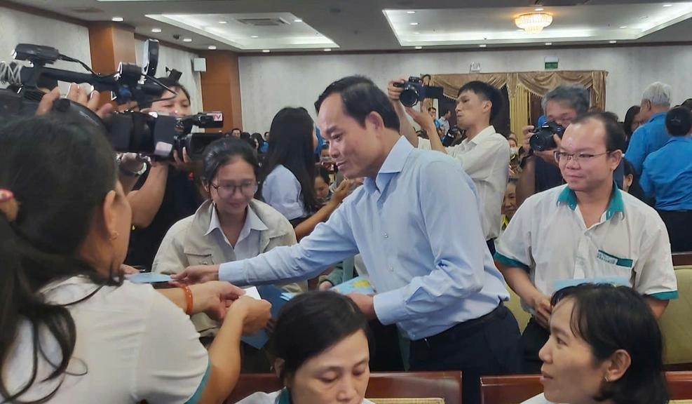 Bí thư Thành ủy Trần Lưu Quang trao quà tết cho công nhân lao động