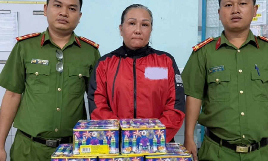 Công an TPHCM khởi tố một người phụ nữ buôn pháo nổ
