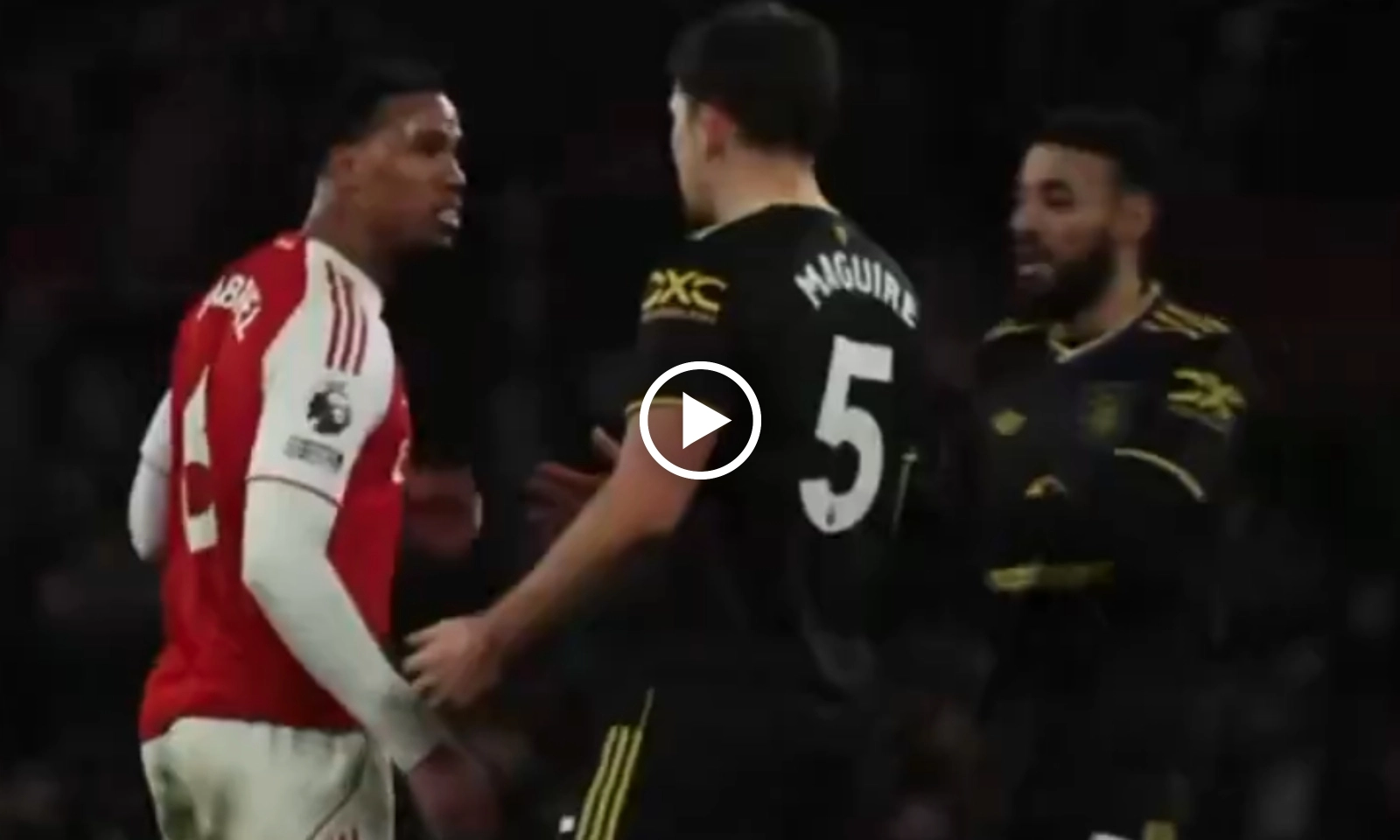 VIDEO: Trụ cột Arsenal từ chối bắt tay, Maguire tức giận xô đẩy 