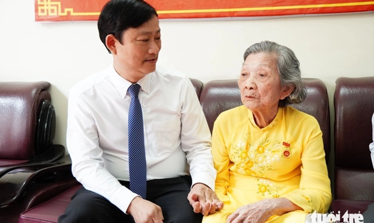 Lãnh đạo TPHCM trao Huy hiệu Đảng cho nhiều đảng viên đợt 3/2