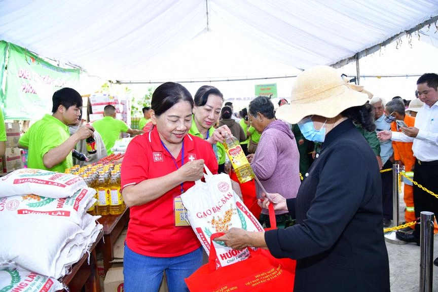 Chương trình “Tết quân dân” trao tặng 1.000 phần quà tại 4 xã vùng biển Cần Giờ