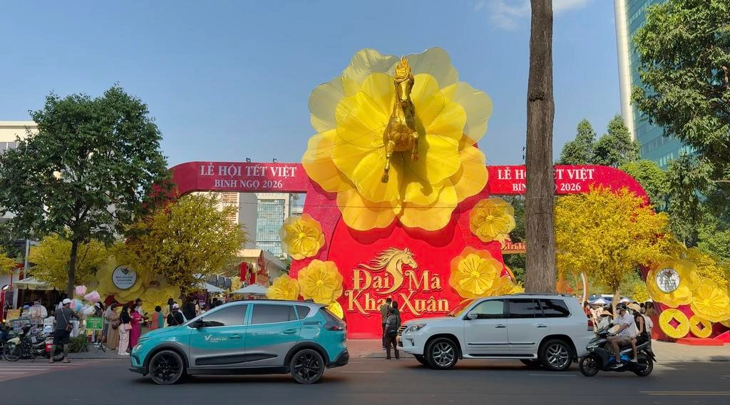 Lễ hội Tết Việt Bính Ngọ 2026 thu hút đông người dân từ ngày đầu khai mạc