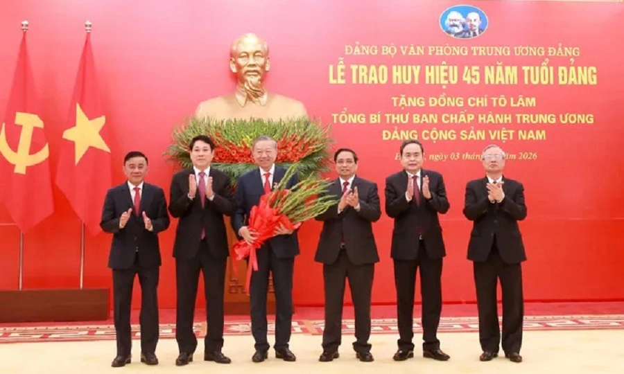 Tổng Bí thư Tô Lâm nhận Huy hiệu 45 năm tuổi Đảng 