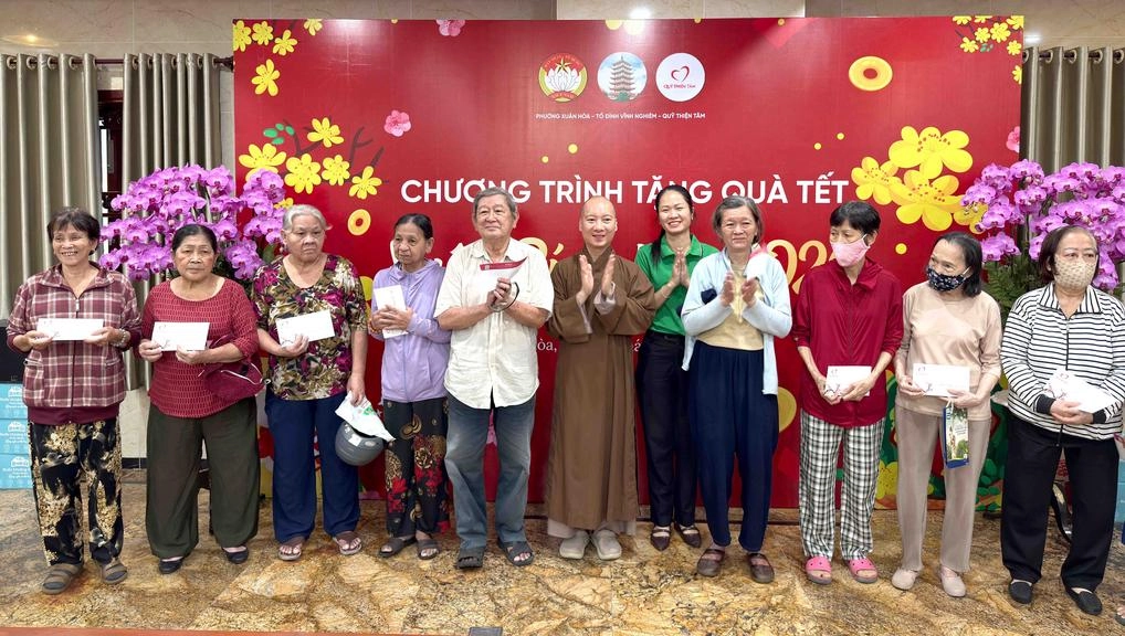 Trao 300 phần quà Tết cho hộ khó khăn tại Xuân Hòa, Bàn Cờ, Nhiêu Lộc