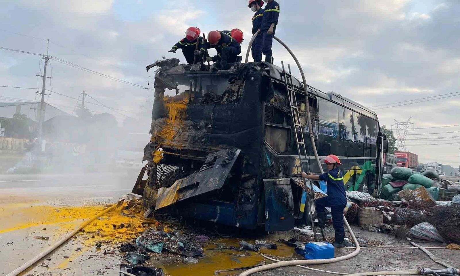 Xe khách biển số TPHCM bốc cháy lúc rạng sáng, 9 người thoát nạn