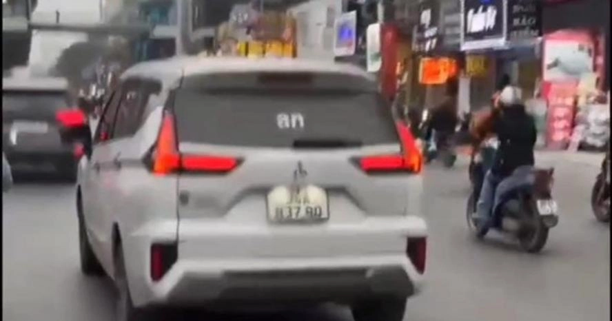 Công an xác minh ô tô gắn bảng Led chạy chữ phản cảm ở Hà Nội