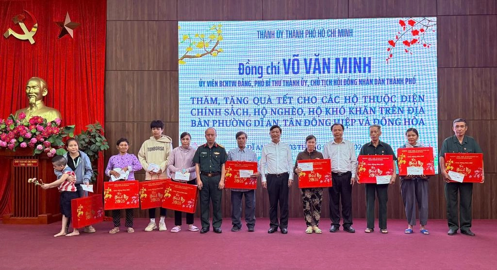 Chủ tịch HĐND TPHCM tặng quà cho các cá nhân, đơn vị Tết Bính Ngọ