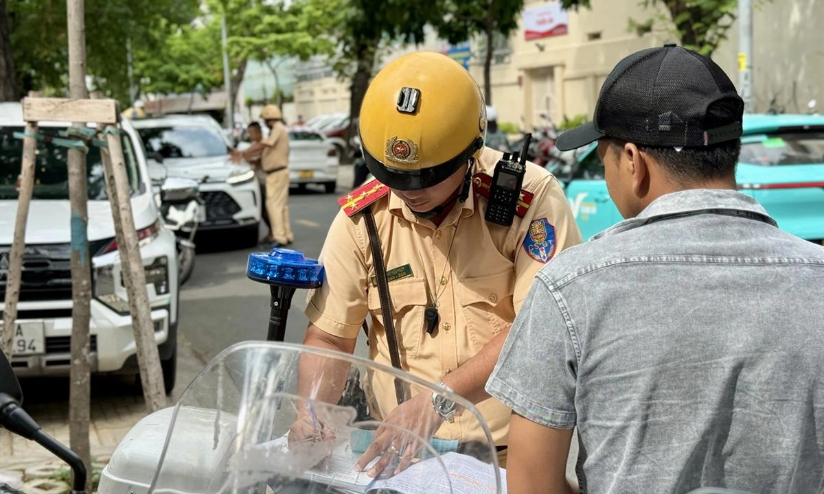 Taxi đón khách ở nơi cấm dừng, đỗ có bị phạt không?