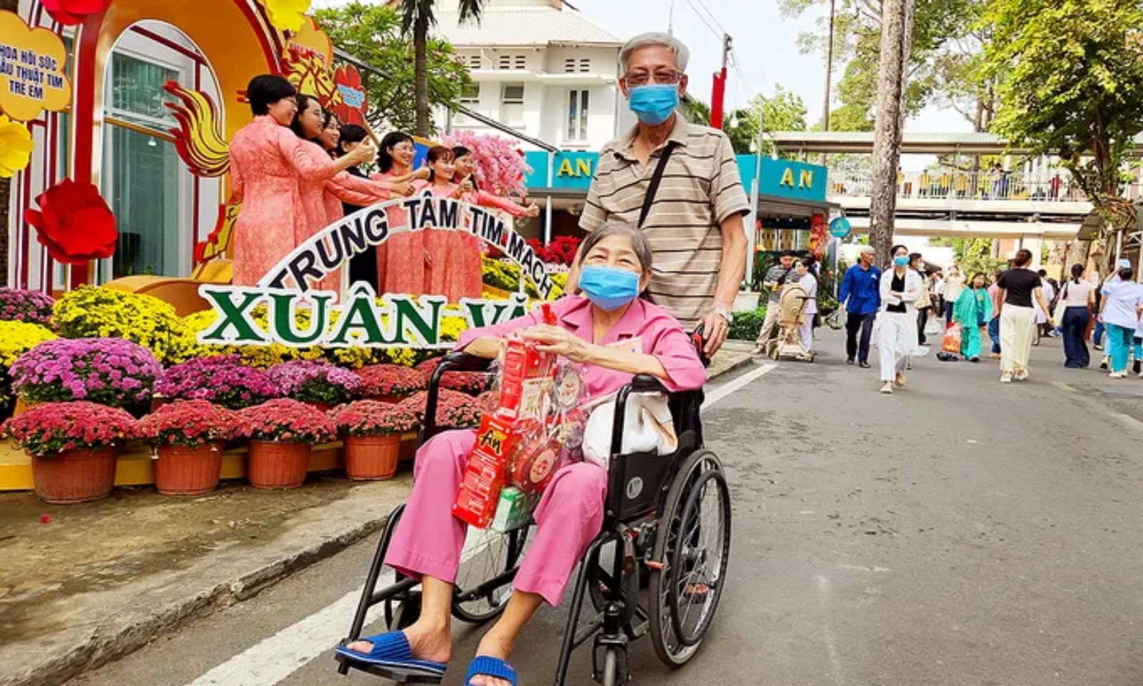 Chăm lo Tết cho người bệnh: Liều thuốc tinh thần quý giá