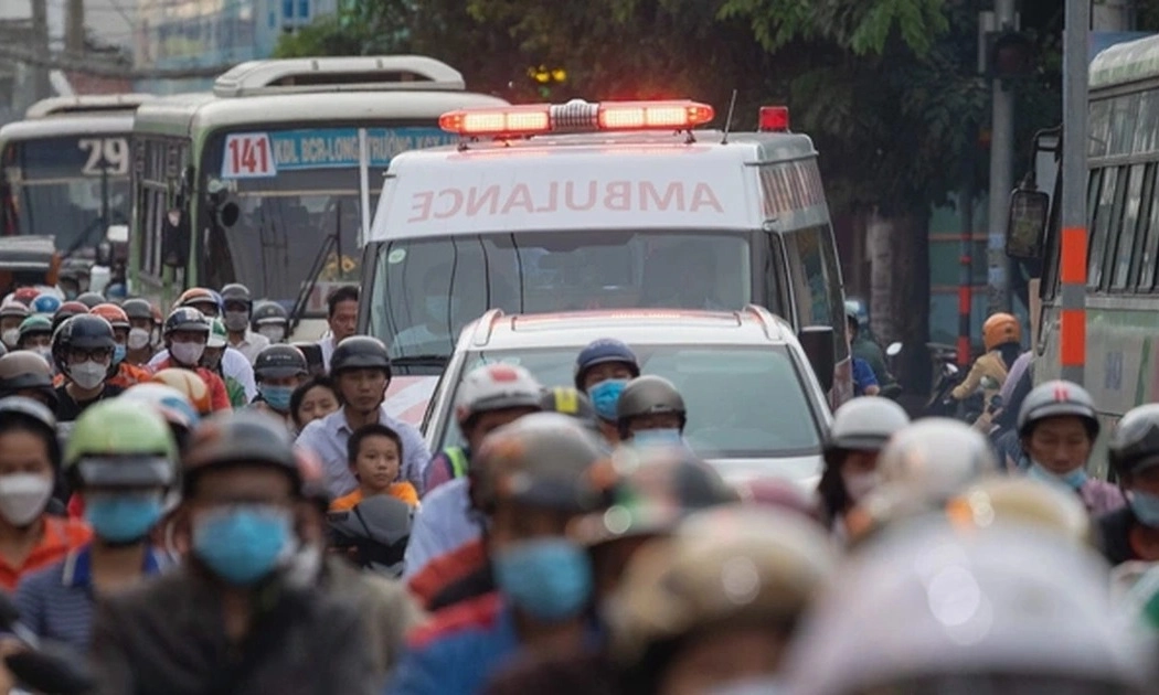 Xe cấp cứu chạy đua với thời gian giữa dòng xe ùn tắc giờ cao điểm