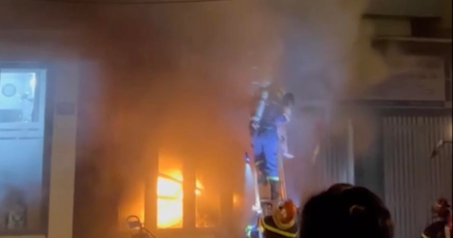 Cháy nhà ở phường Tân Hưng lúc rạng sáng, 4 người được giải cứu