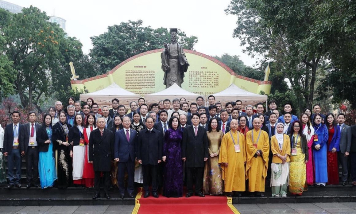 Chủ tịch nước Lương Cường cùng kiều bào dâng hương Tượng đài Lý Thái Tổ, đền Ngọc Sơn