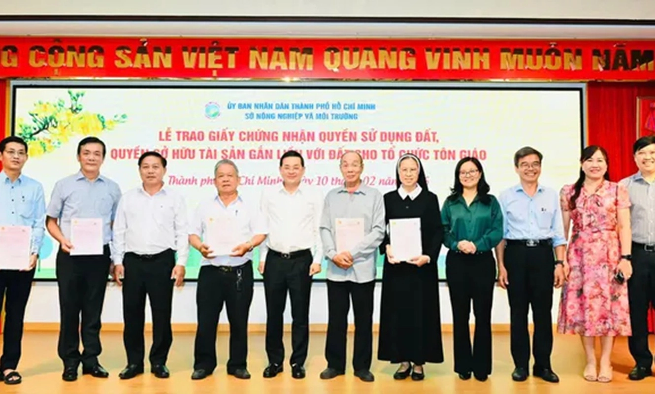 TPHCM trao sổ hồng cho 5 cơ sở tôn giáo đang sử dụng đất ổn định