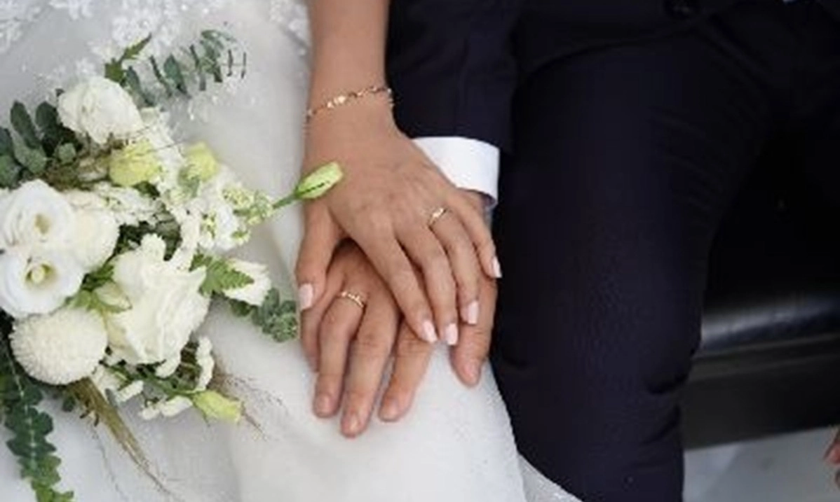 Nhận sính lễ 100.000 tệ, chú rể 23 tuổi vẫn không cười trong đám cưới với vợ hơn 20 tuổi