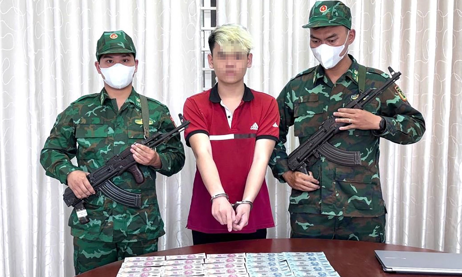 Trao thưởng nóng cho chuyên án bắt giữ đối tượng làm tiền giả