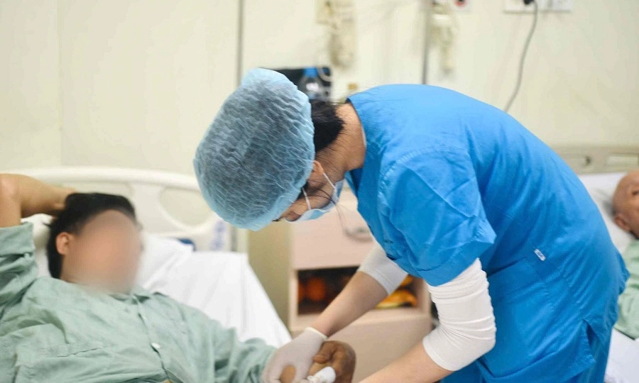 Hà Nội: Cấp cứu nam bệnh nhân suýt đứt lìa ngón tay khi chặt thịt gà đón Tết