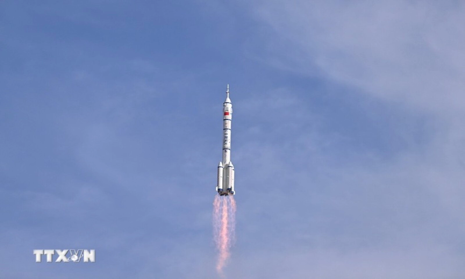 Lần đầu Trung Quốc thu hồi khoang tàu vũ trụ trên biển