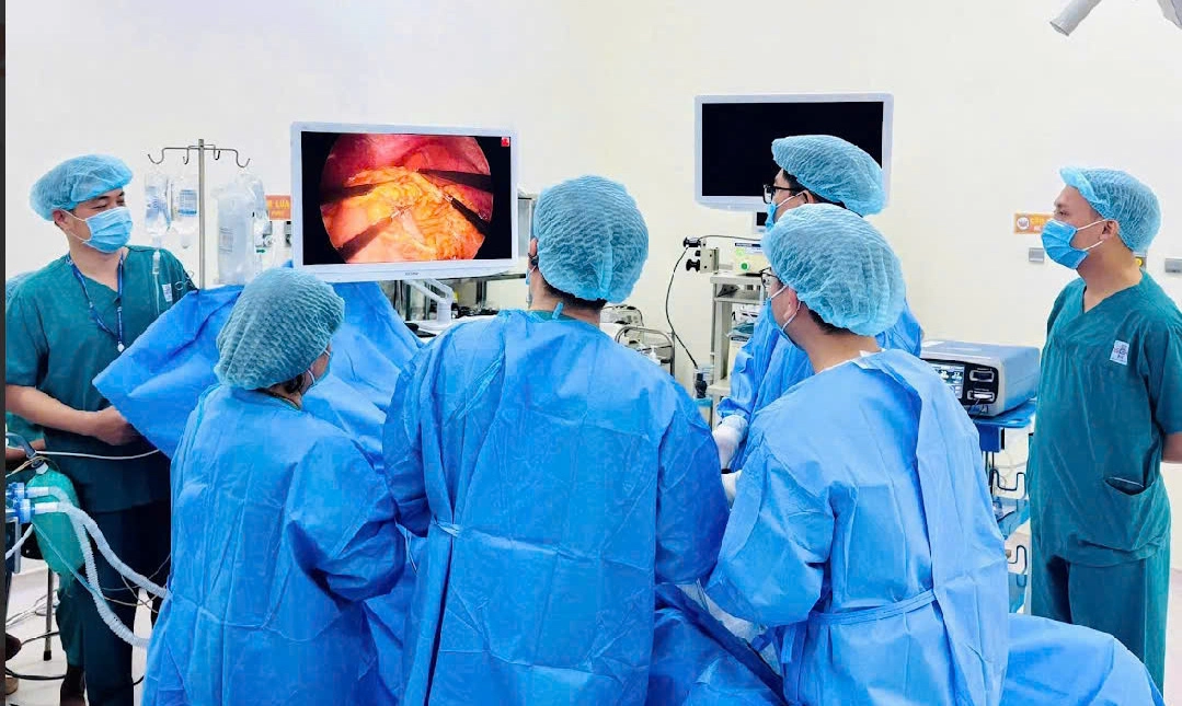 Nội soi cắt toàn bộ dạ dày cứu bệnh nhân ung thư nguy kịch