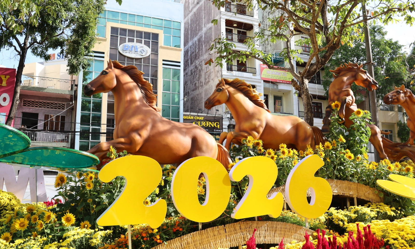 Đường hoa nghệ thuật Cần Thơ nổi bật với 8 linh vật ngựa cưỡi trên sóng hoa