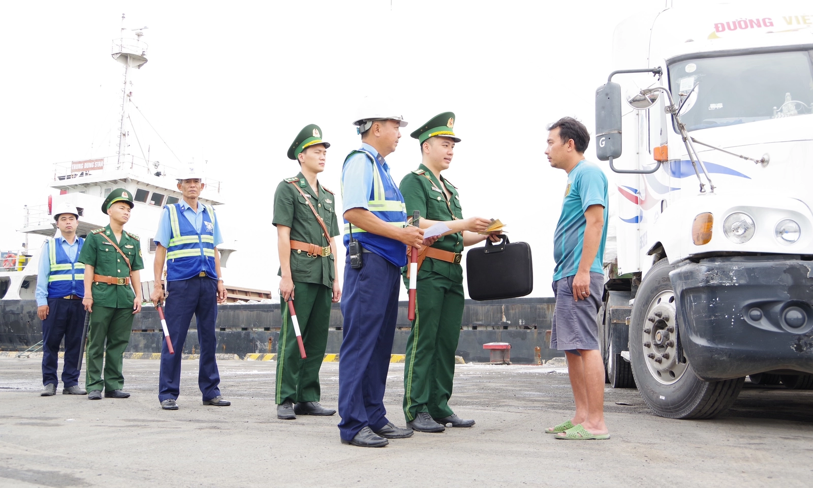 Lá chắn xanh giữa sắc xuân thành phố