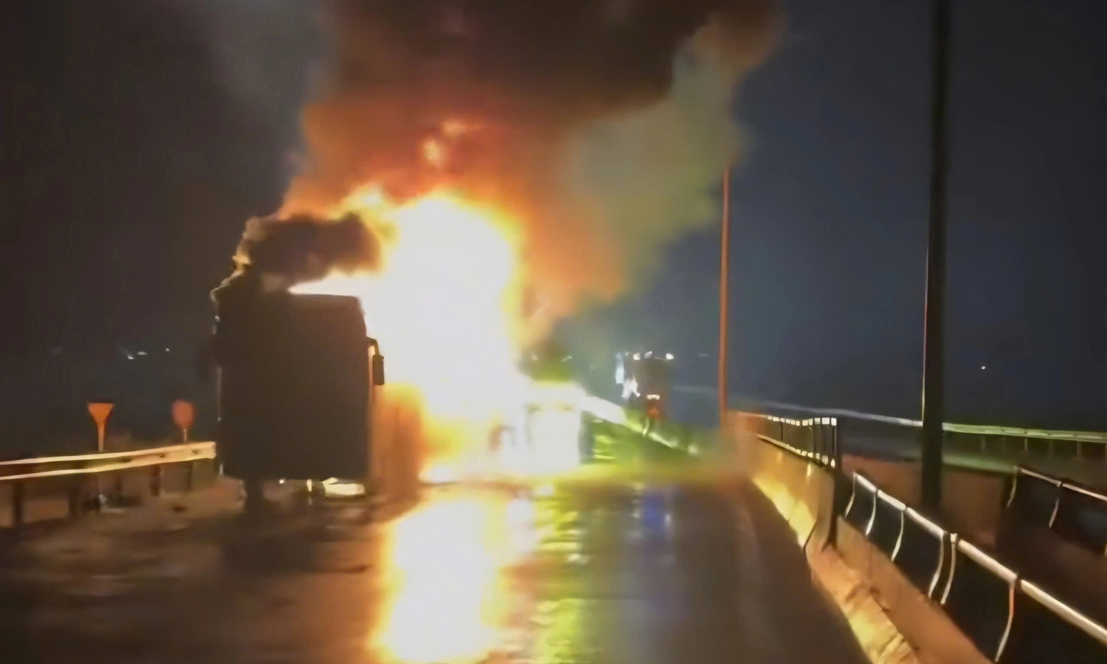 Đăk Lăk: Xe khách chở 34 người bốc cháy trên quốc lộ 1