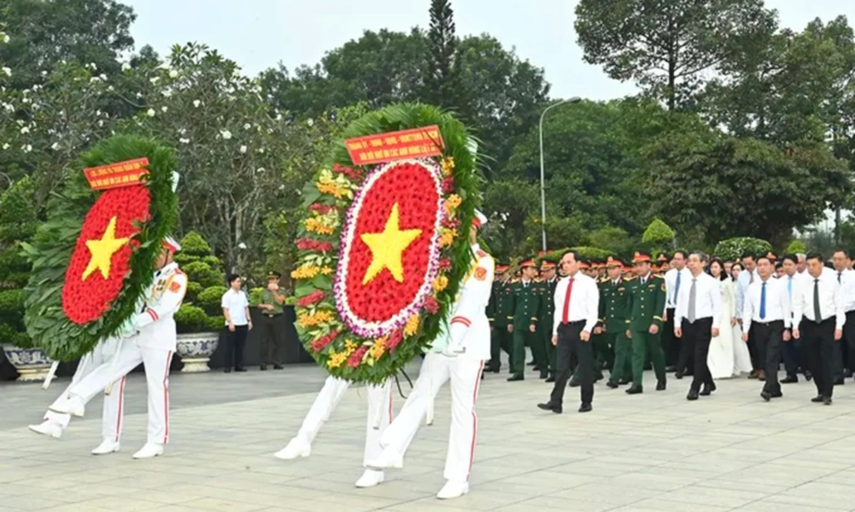 Lãnh đạo TPHCM dâng hương tri ân anh hùng liệt sĩ nhân dịp Xuân Bính Ngọ 2026