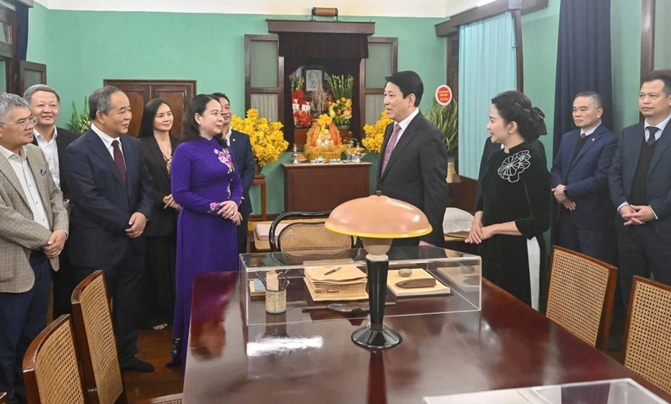 Chủ tịch nước Lương Cường dâng hương Chủ tịch Hồ Chí Minh