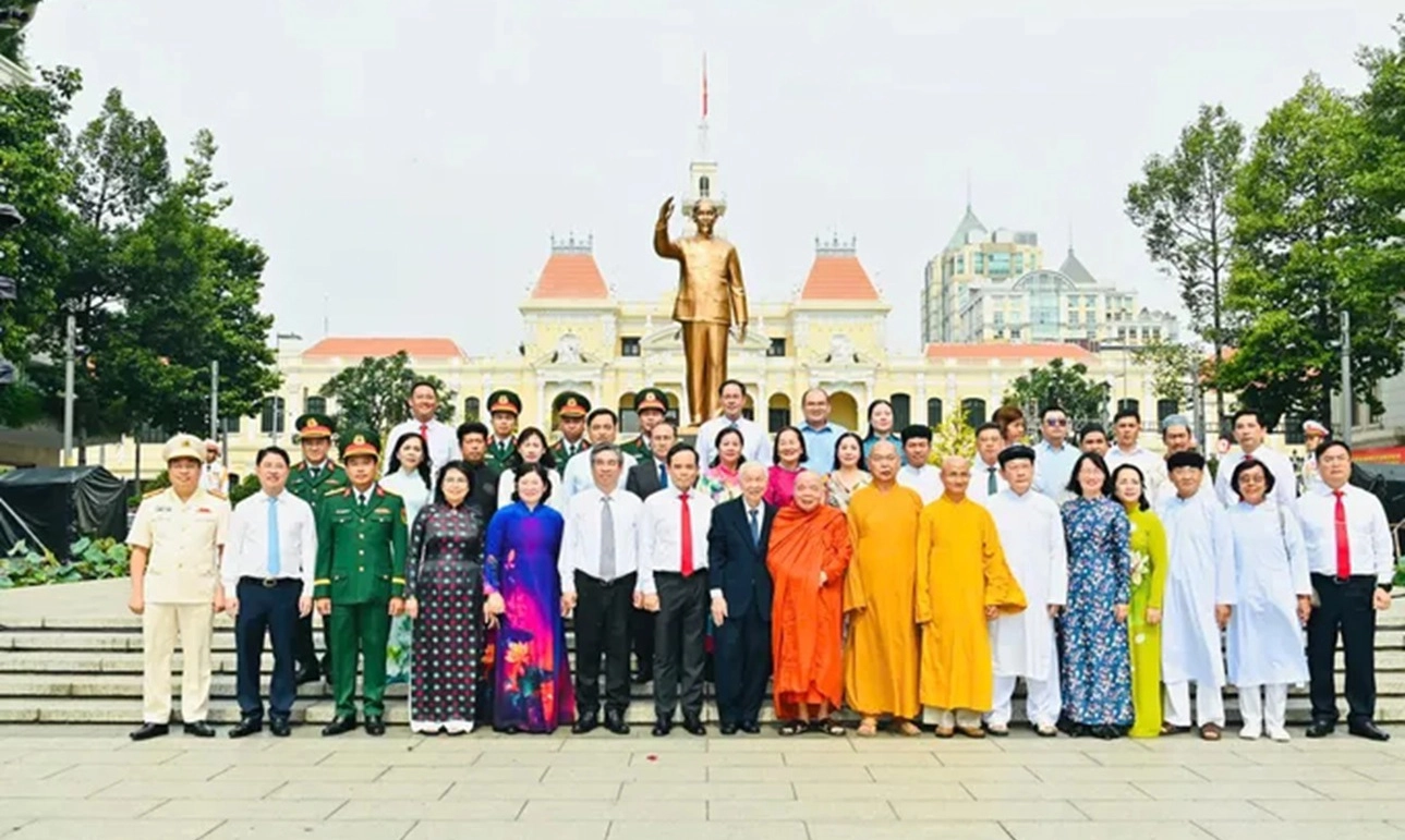 Lãnh đạo TPHCM dâng hương tưởng niệm Chủ tịch Hồ Chí Minh và Chủ tịch Tôn Đức Thắng