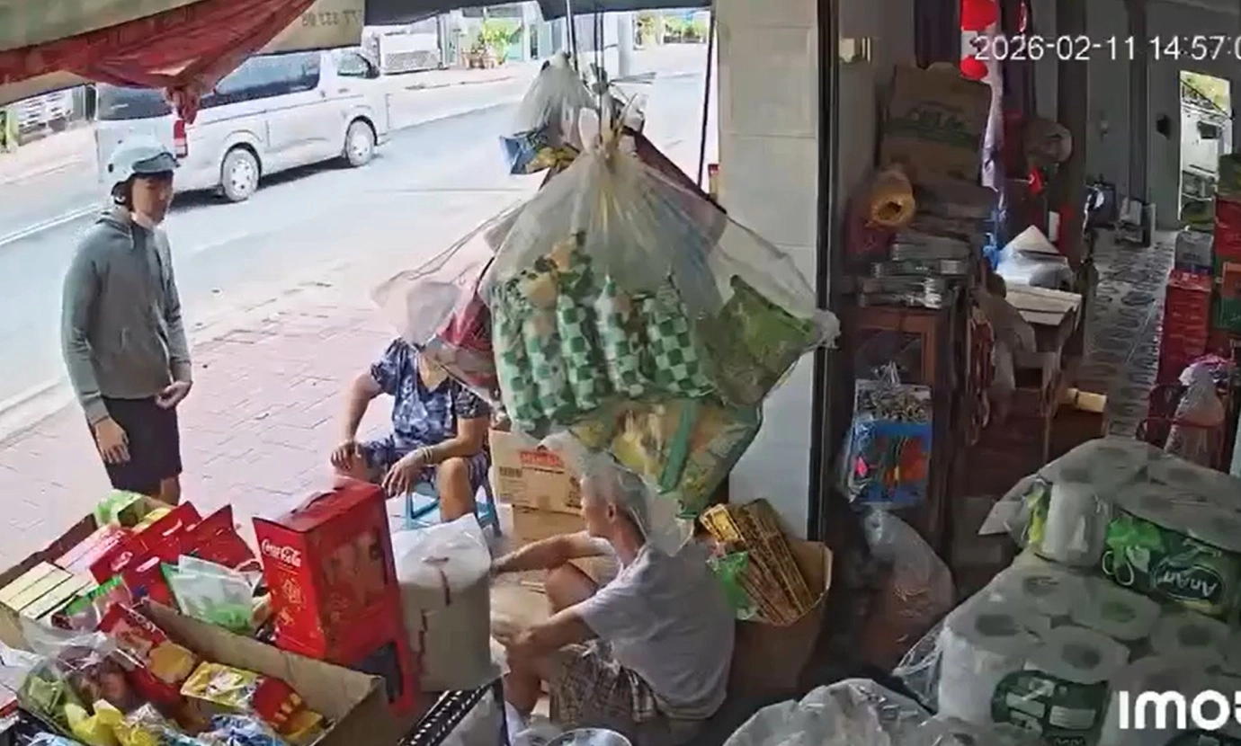 Giả vờ mua hàng rồi ôm 3 thùng bia bỏ chạy, hai thiếu niên bị mời làm việc
