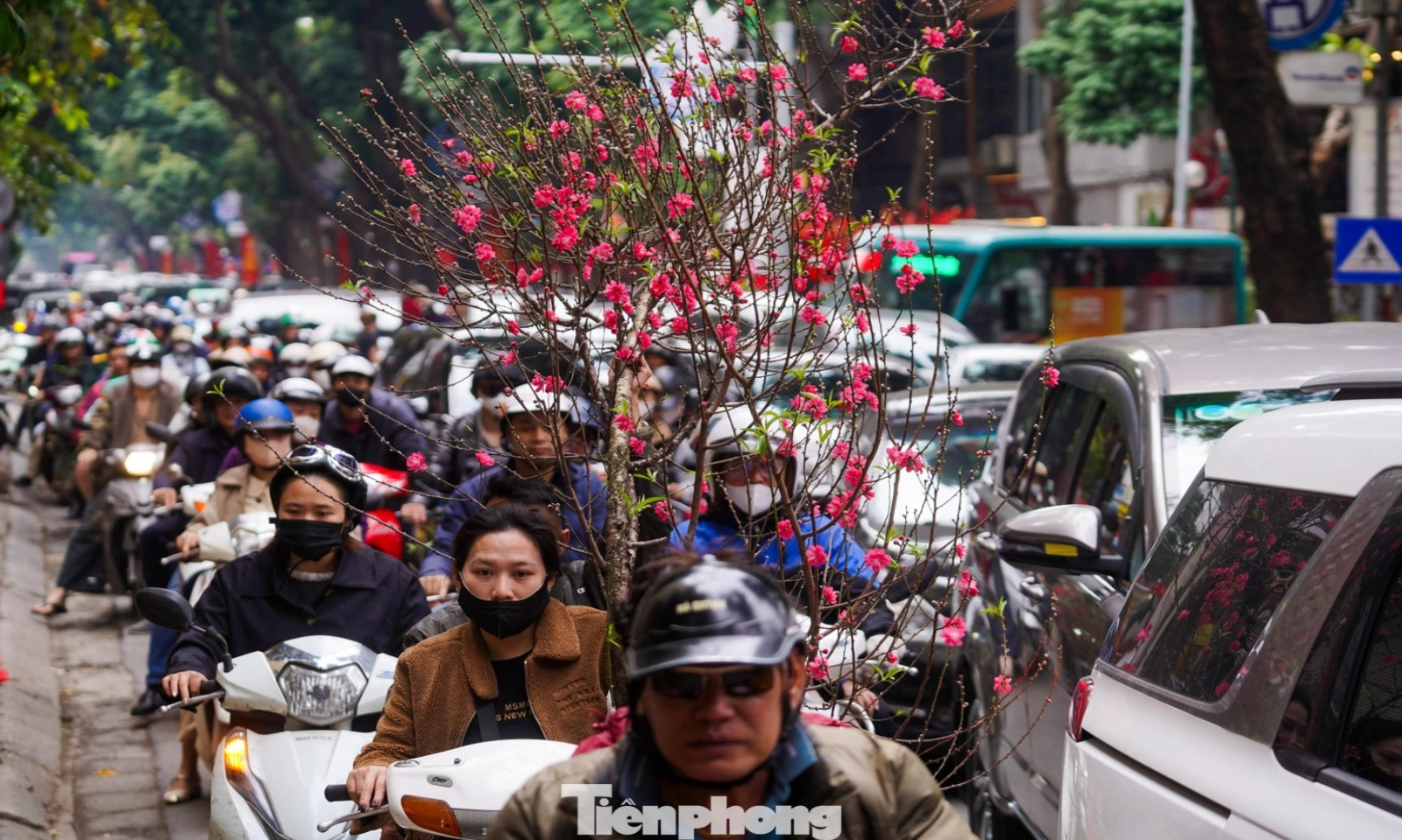 Chiều 26 tháng Chạp, cửa ngõ Hà Nội ùn tắc kéo dài