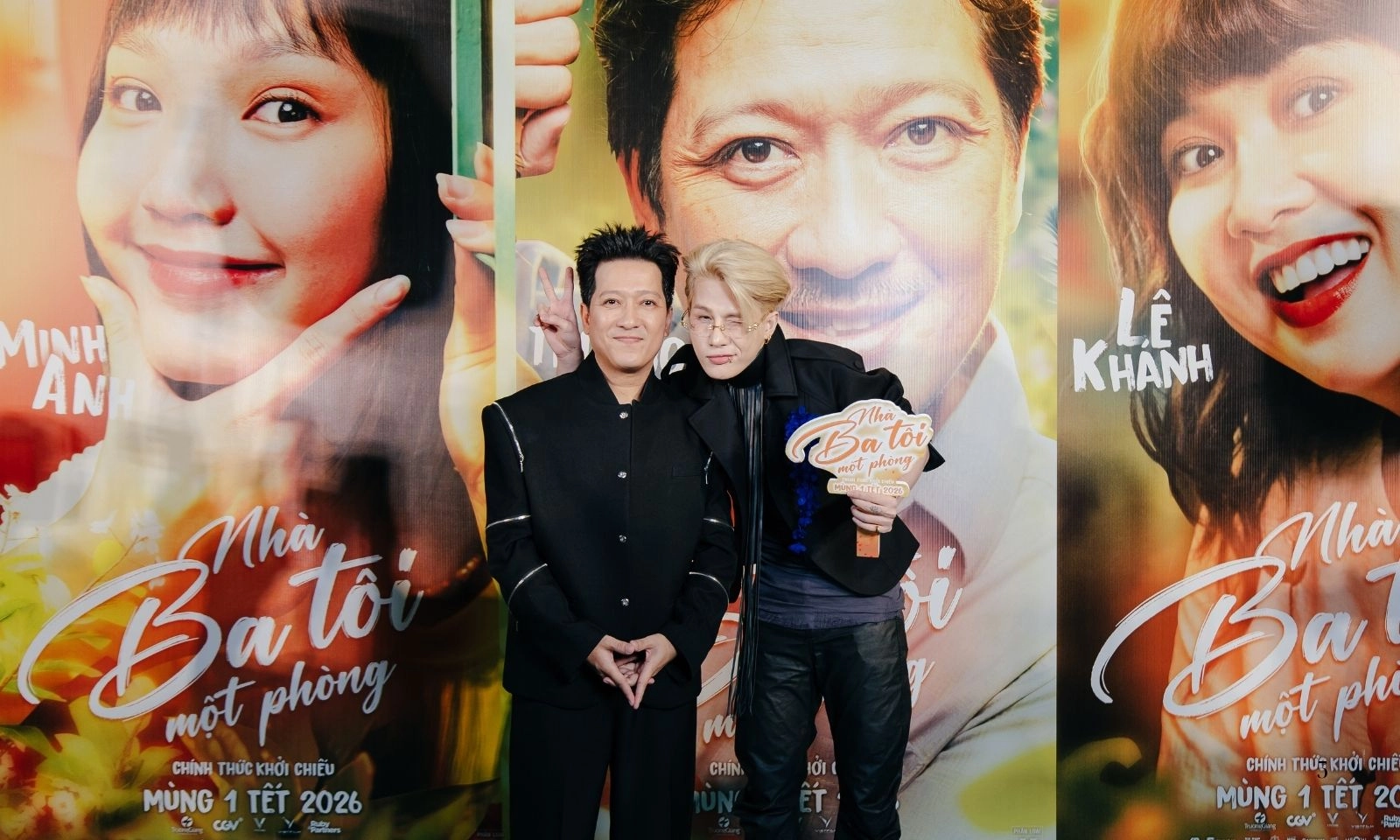 Dàn nghệ sĩ 2 miền đón mừng sự trở lại điện ảnh sau 5 năm của Trường Giang