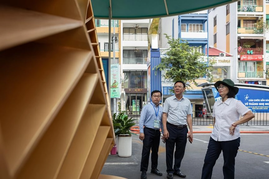 Phó Chủ tịch UBND TPHCM kiểm tra Đường sách Tết Bính Ngọ