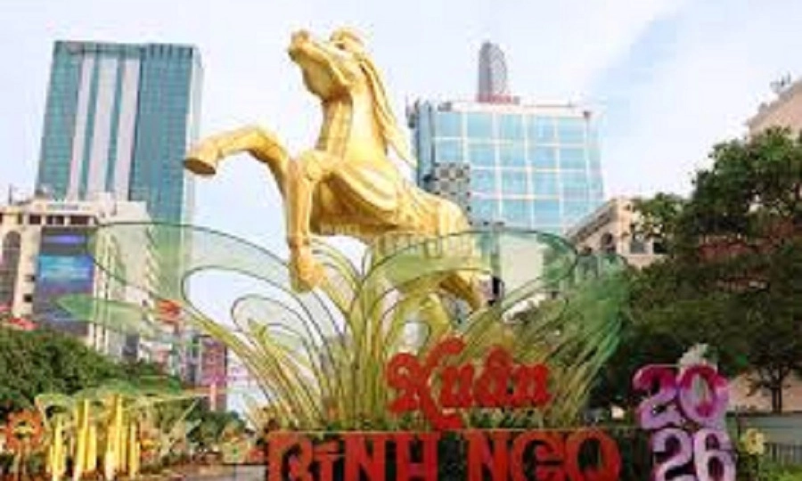Linh vật ngựa Đường hoa Nguyễn Huệ hút khách tham quan ngày cận Tết